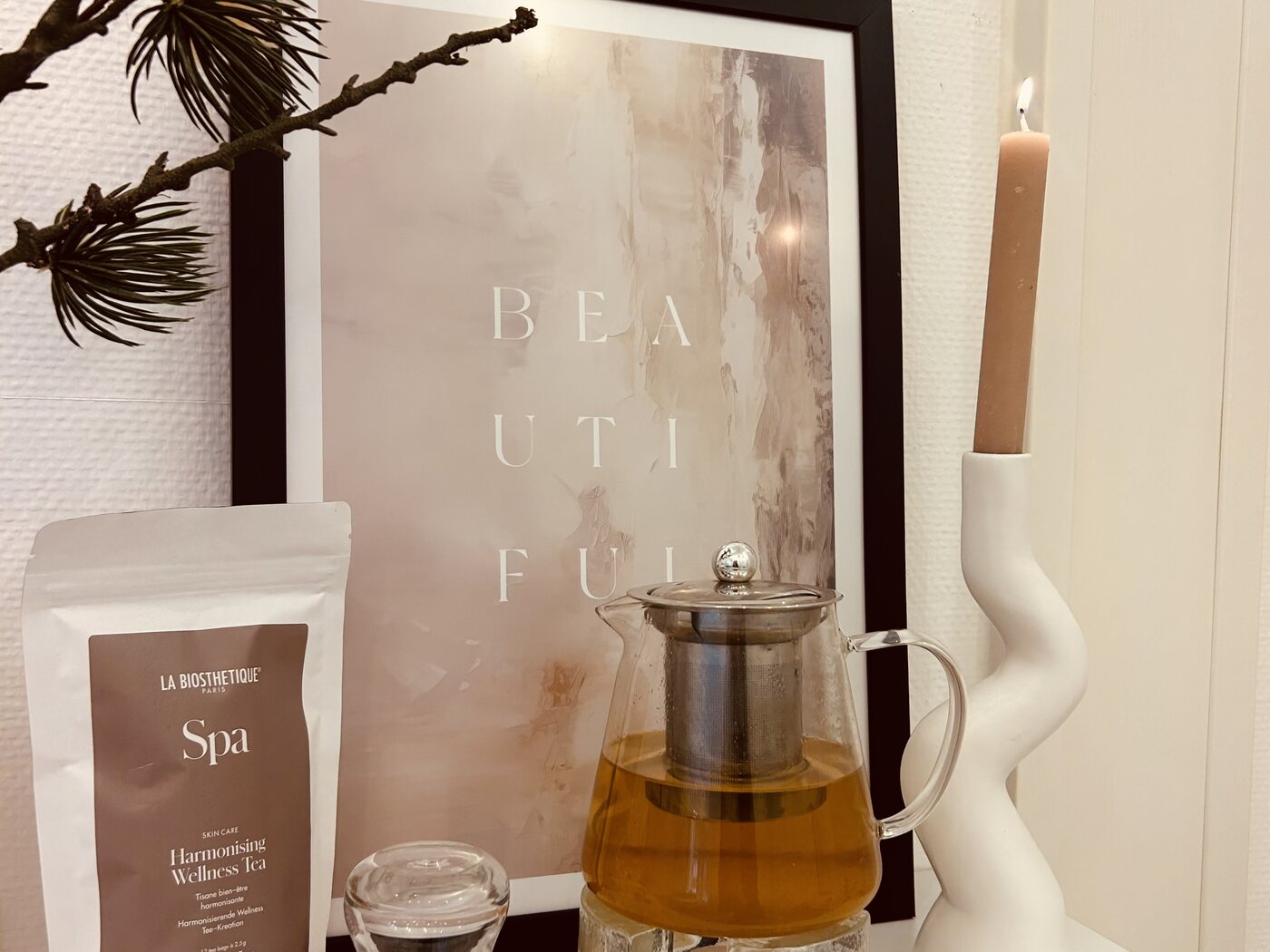 Kosmetikbereich im Salon Steinborn mit Wellness-Tee und Kerze